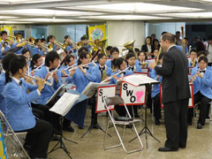 写真　都立杉並高等学校吹奏学部による演奏